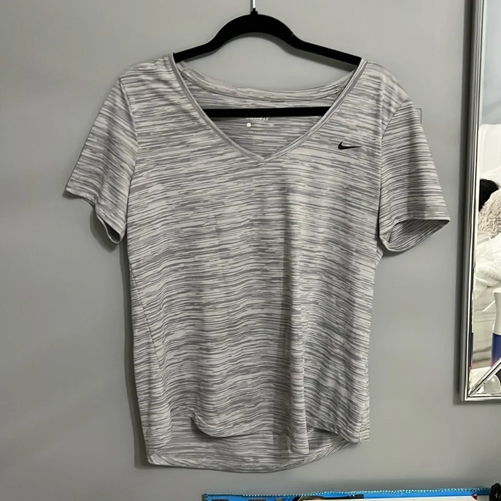 Nike Gray Short Sleeve Tee for Everyday Comfort - Picture 2 of 6